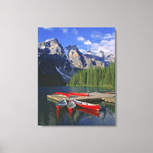 Toile Canada, Alberta, lac Moraine. Des canoës rouges at