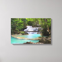 Cascade dans la forêt tropicale