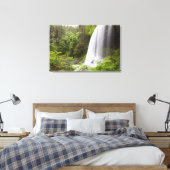 Toile Cascade floue et vue sur la forêt en Oregon (Insitu(Chambre))