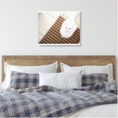 Toile Chat blanc assis sur le tapis (Insitu(Chambre))