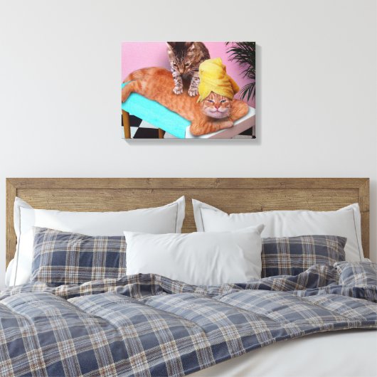 Toile Chat orange bénéficiant d'un massage par un chat (Insitu(Chambre))