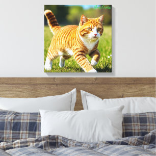 Toile Chat orange tigré réaliste dans une prairie ensole
