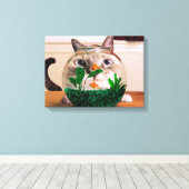 Toile Chat regardant le poisson dans l'aquarium (Insitu (Plancher de Bois))