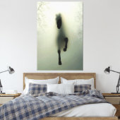 Toile Cheval noir courant dans une forêt brumeuse (Insitu(Chambre))