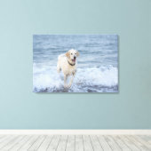 Toile Chien courant dans l'eau à la plage. (Insitu (Plancher de Bois))