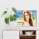 Toile Classe de 2023 Graduate Photo Graduation<br><div class="desc">Affichez une photo personnalisée de votre diplôme d'études secondaires ou collégiales en style avec cette impression murale en toile enveloppée. Le design simple et minimal comprend une photo de la grade, accentuée d'un texte de script moderne et élégant superposé du nom de la grad et de l'année de classe. La...</div>