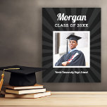 Toile Classe noire personnalisée de 2025 Graduation Phot<br><div class="desc">L'art moderne noir enveloppé de toile murale mettra en valeur votre diplômé pour les années à venir. Design propose une photo carré de la grade encadrée en blanc avec un prénom simple et classique, l'année de classe et le libellé du nom de l'école qui peut être personnalisé. Comprend un subtil...</div>