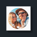 Toile Coeurs d'amour mignons Photo de couples avec des n<br><div class="desc">Jolie photo de couple avec cœur d'amour Toile personnalisée avec les noms comporte votre photo préférée avec un cœur d'amour et personnalisée avec vos noms en écriture blanche moderne. Personnalisez en modifiant le texte dans la zone de texte fournie et en ajoutant votre propre image. Cadeaux parfaits pour les couples,...</div>