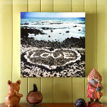 Toile Coral Love Heart Hawaii Black Sand Beach Photo<br><div class="desc">"Love", relaxez-vous et profitez de la beauté de cette plage de sable noir immaculée de Big Island en regardant cette photo en toile du littoral hawaïen. J'ai la chance d'avoir repéré ce coeur "d'amour" fait de rochers de corail, en marchant sur cette plage en fin d'après-midi. Vous pouvez facilement personnaliser...</div>