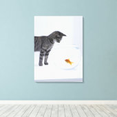 Toile Curieux chat observant le poisson rouge dans un bo (Insitu (Plancher de Bois))