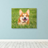Toile Cute Corgi Jouer dans l'herbe (Insitu (Plancher de Bois))