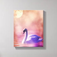 Cygne blanc flottant sur un lac brumeux