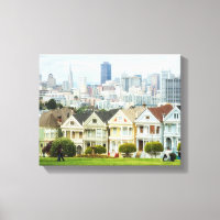 Dames peintes, maisons victoriennes et skyline
