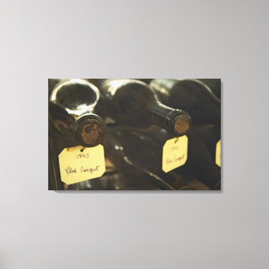 Toile Dans la cave à vin souterraine : bouteilles couché (Recto)