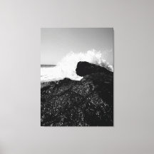 Danse Éternelle des Vagues sur les Roches Noires