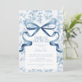 Toile de Jouy Blue Bow Bruids Douche Uitnodiging (Staand voorkant)
