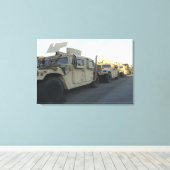 Toile Des Humvees s'assoient sur la jetée de Morehead Ci (Insitu (Plancher de Bois))