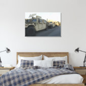 Toile Des Humvees s'assoient sur la jetée de Morehead Ci (Insitu(Chambre))