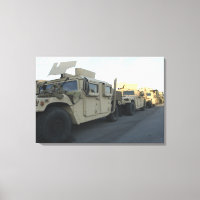Des Humvees s'assoient sur la jetée de Morehead Ci