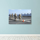 Toile Des policiers militaires s'entraînent avec le Berr (Insitu (Plancher de Bois))