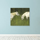 Toile Deux chevaux mangeant de l'herbe (Insitu (Plancher de Bois))