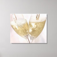 Deux flûtes de champagne remplies de mousseux