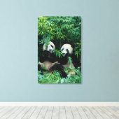 Toile Deux pandas mangeant du bambou ensemble, Wolong (Insitu (Plancher de Bois))