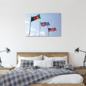 Toile Drapeau du Royaume-Uni entre les drapeaux afghans (Insitu(Chambre))