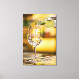 Toile Du vin blanc est versé de la bouteille dans le