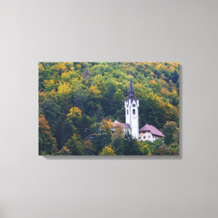 Toile Église dans une forêt de chute en Slovénie