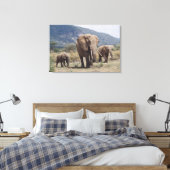 Toile Éléphant mère marchant avec un éléphant jeune (Insitu(Chambre))