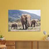 Toile Éléphant mère marchant avec un éléphant jeune (Insitu(Salon))