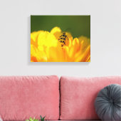 Toile enrobée de fleurs jaunes (Insitu(Salon))