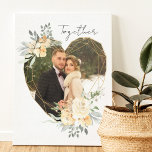 Toile Ensemble photo Mariage en coeur floral géométrique<br><div class="desc">Toile photo personnalisée affichant votre photo préférée dans un cadre en or géométrique en forme de coeur. Le cadre est décoré de bouquets d'aquarelle de fleurs crème et abricot. Il est écrit avec le mot "ensemble" dans élégant script décontracté, manuscrit sur un arrière - plan neutre, blanc amande, que vous...</div>