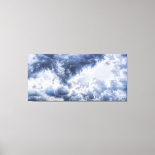 Toile enveloppée de nuages orageux