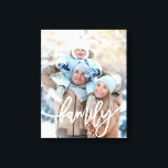 Toile Famille | Typographie blanche moderne avec votre p<br><div class="desc">Cette impression de toile de style moderne et minimaliste présente votre propre photo,  avec une couverture blanche qui dit "famille" dans la typographie blanche tendance.</div>