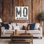 Toile Farmhouse Rustic State Code postal Missouri<br><div class="desc">Ce panneau rustique est une façon simple de montrer votre amour pour la maison. Le code postal peut être personnalisé avec n'importe quel code postal dans l'état. Fait un grand cadeau. Créé par Simply Farmhouse Press.</div>