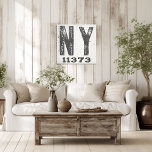 Toile Farmhouse Rustic State Code postal New York<br><div class="desc">Ce panneau rustique est une façon simple de montrer votre amour pour la maison. Le code postal peut être personnalisé avec n'importe quel code postal dans l'état. Fait un grand cadeau. Créé par Simply Farmhouse Press.</div>