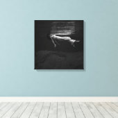 Toile Femme noire et blanche dans l'eau Photographie (Insitu (Plancher de Bois))