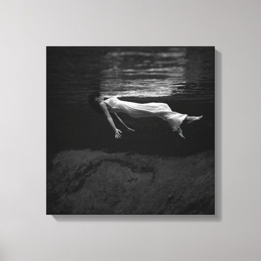 Toile Femme noire et blanche dans l'eau Photographie (Recto)