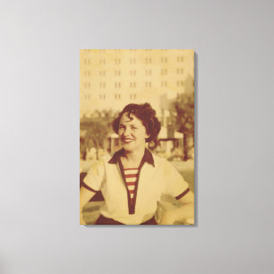 Toile Femme s'asseyant dehors