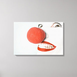 Toile Femme souriante clown avec un gros nez rouge,