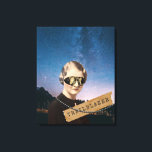 Toile Femme Vintage pionnière nuit étoilée Pop Art<br><div class="desc">Collage kitsch avec photo des années 1930 teintée et découpée d'une femme avec des lunettes steampunk ajoutées, un collier de perles, ruban washi avec le texte "pionnière" sur fond de ciel étoilé</div>