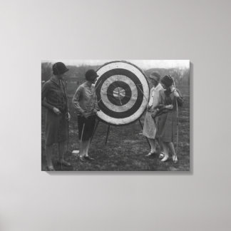 Toile Femmes examinant la cible du tir à l'arc