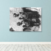 Toile Femmes nubiennes debout devant la photo de la caba (Insitu (Plancher de Bois))