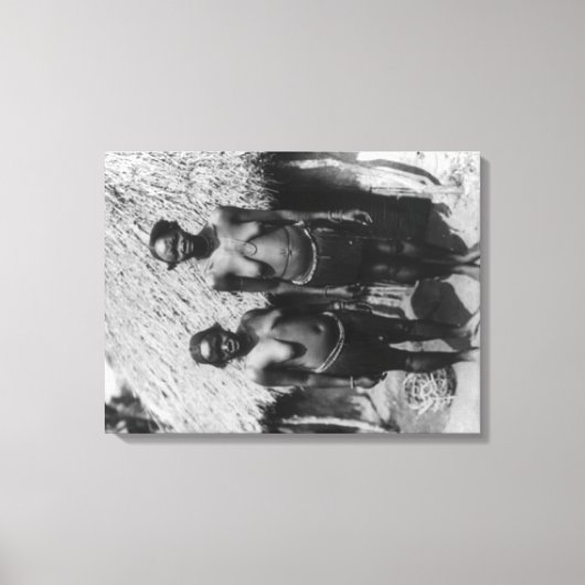 Toile Femmes nubiennes debout devant la photo de la caba (Recto)