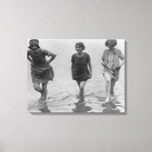 Toile Femmes pataugeant à la photographie de plage