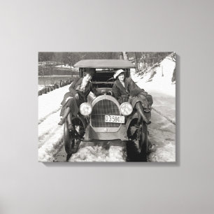 Toile Femmes posant sur une automobile, 1920