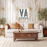 Toile Ferme Rustic State Code postal Virginie<br><div class="desc">Ce panneau rustique est une façon simple de montrer votre amour pour la maison. Le code postal peut être personnalisé avec n'importe quel code postal dans l'état. Fait un grand cadeau. Créé par Simply Farmhouse Press.</div>