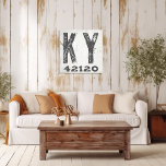 Toile Ferme Rustique State Code postal Kentucky<br><div class="desc">Ce panneau rustique est une façon simple de montrer votre amour pour la maison. Le code postal peut être personnalisé avec n'importe quel code postal dans l'état. Fait un grand cadeau. Créé par Simply Farmhouse Press.</div>